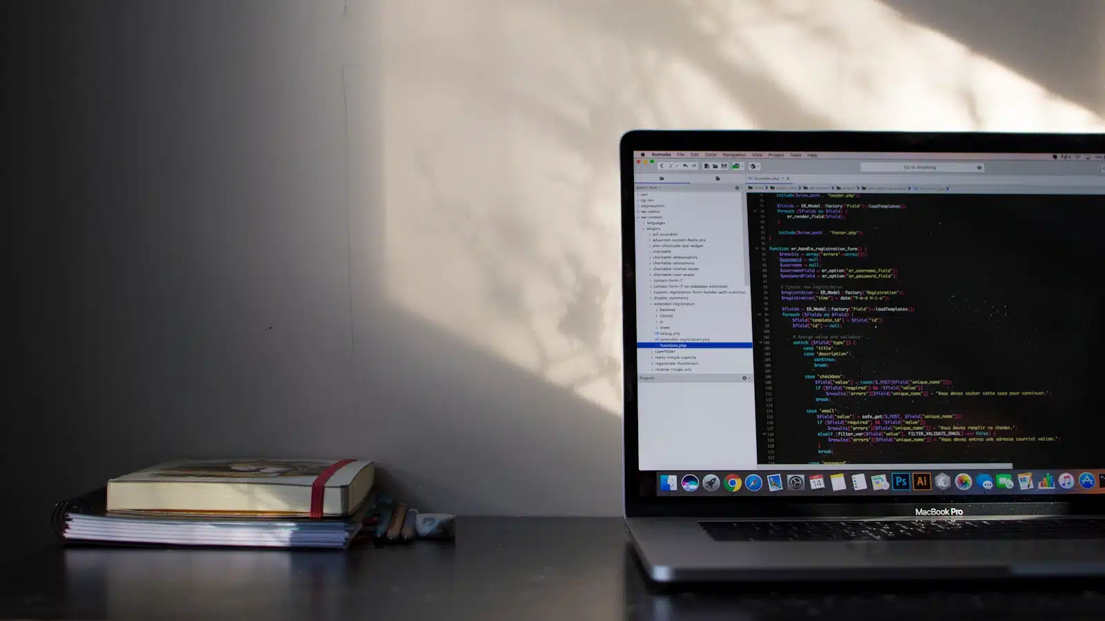 un ordinateur avec du code à l'écran